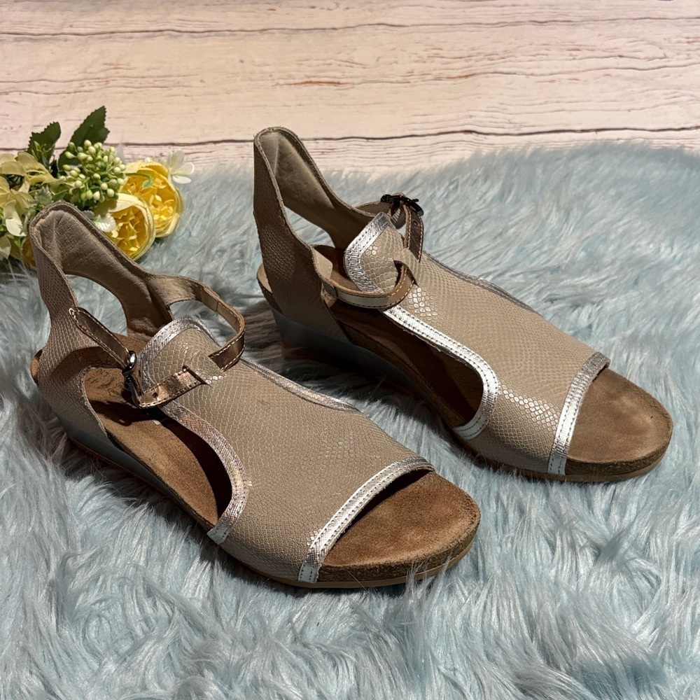 Naot Fiona Wedge Sandal in Cobra/Smoke/Silver Combo sz 10